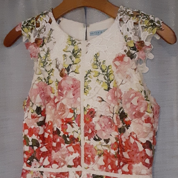 Women's dress - Picture 2 of 3